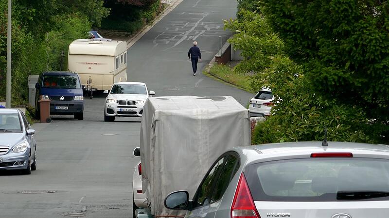 Die Straße „Am Bühl“ wird oft als Umfahrung der beiden örtlichen Bahnübergänge genutzt.