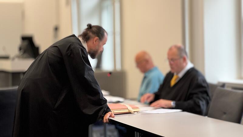 Die beiden Verteidiger des Angeklagten im Mordprozess um Katina K.  besprechen sich.