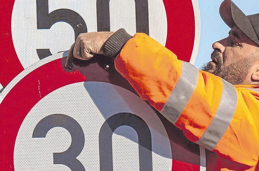 Arbeiter der Stadt München haben diese Woche die Tempo-30-Schilder an der Landshuter Allee einfach über die vorherigen montiert. Arbeiter der Stadt München haben diese Woche die Tempo-30-Schilder an der Landshuter Allee einfach über die vorherigen montiert.