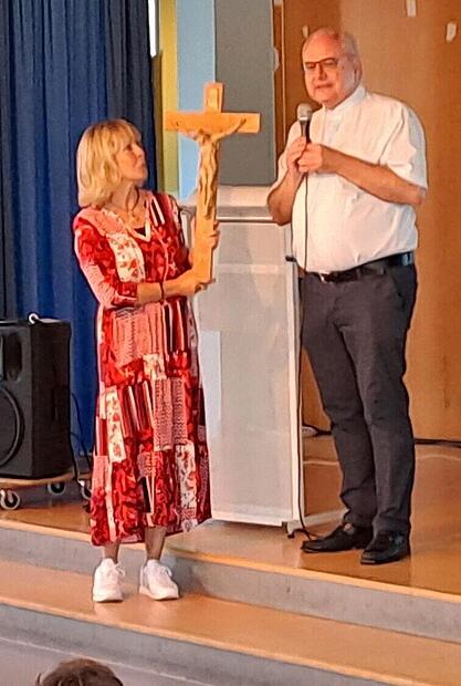 In der Schulversammlung wurde das restaurierte Schulkreuz Anton W&ouml;lkers durch Rektorin Rosi Wagner und Stadtpfarrer Kilian Kemmer aufgeh&auml;ngt.