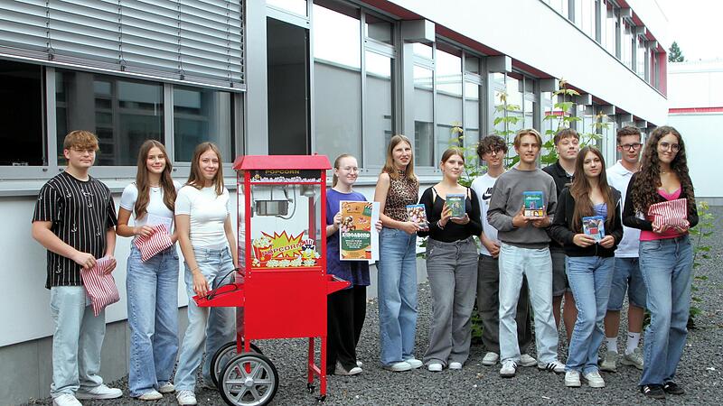 Die Abteilungsleiterinnen und Abteilungsleiter der Sch&uuml;lerfirma &bdquo;Popcorn & Perspektive&ldquo; zogen zum Ende ihres Gesch&auml;ftsjahres eine positive Bilanz.
