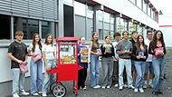 Die Abteilungsleiterinnen und Abteilungsleiter der Schülerfirma „Popcorn & Perspektive“ zogen zum Ende ihres Geschäftsjahres eine positive Bilanz. Die Abteilungsleiterinnen und Abteilungsleiter der Schülerfirma „Popcorn & Perspektive“ zogen zum Ende ihres Geschäftsjahres eine positive Bilanz.