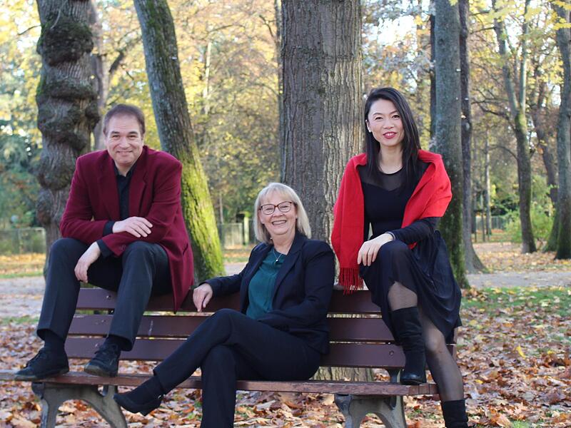 Xiao Liu (Sopran), Marina Palmer (Klavier) und Rainer Denk (Sprecher, von rechts) pr&auml;sentieren ein facettenreiches Programm, das europ&auml;ische Romantik, j&uuml;dische Klangwelten, Moderne, Jazz und Broadway miteinander verbindet.