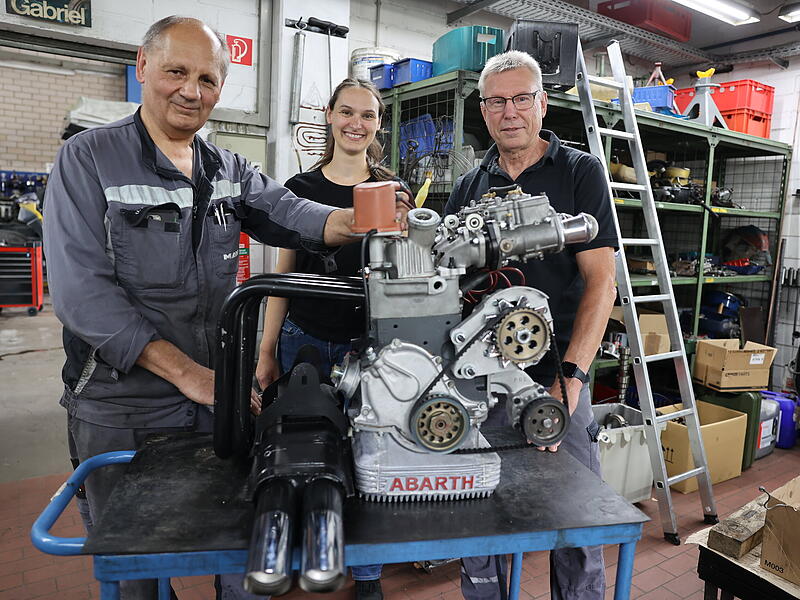 Der kleinste Motor, den Uwe Fischer in seiner Laufbahn unter den Fingern hatte, war ein Rasenmähermotor – die größten stammten aus Schiffen. Auch Kfz-Meister Helmut Nowotschin und Katharina Förtsch von der Unternehmensleitung von Kfz-Wagner wissen seine Treue zum Unternehmen, die nun schon ein halbes Jahrhundert überstanden hat, zu schätzen.
