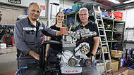 Der kleinste Motor, den Uwe Fischer in seiner Laufbahn unter den Fingern hatte, war ein Rasenmähermotor – die größten stammten aus Schiffen. Auch Kfz-Meister Helmut Nowotschin und Katharina Förtsch von der Unternehmensleitung von Kfz-Wagner wissen seine Treue zum Unternehmen, die nun schon ein halbes Jahrhundert überstanden hat, zu schätzen.
