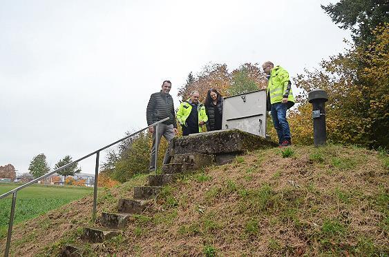 Vom FWO-Schacht an der Kreisstraße KC 5 wird ab kommender Woche eine Wasserleitung zum Ortsnetz Hummendorf verlegt. Bürgermeister Jörg Neubauer, Bauamtsleiterin Tanja Renner sowie Michael Rüger und Thomas Fischer-Feick von der FWO (von links) besprachen vor Ort die Arbeiten.