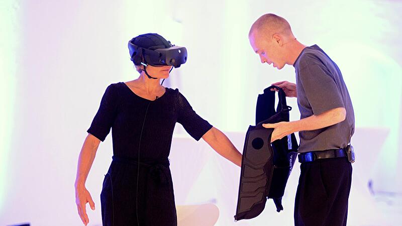 Marion Friedrich billigte der Performance von Aiken Cura zu, Bilder f&uuml;r eine "absolute Dystopie" gefunden zu haben.