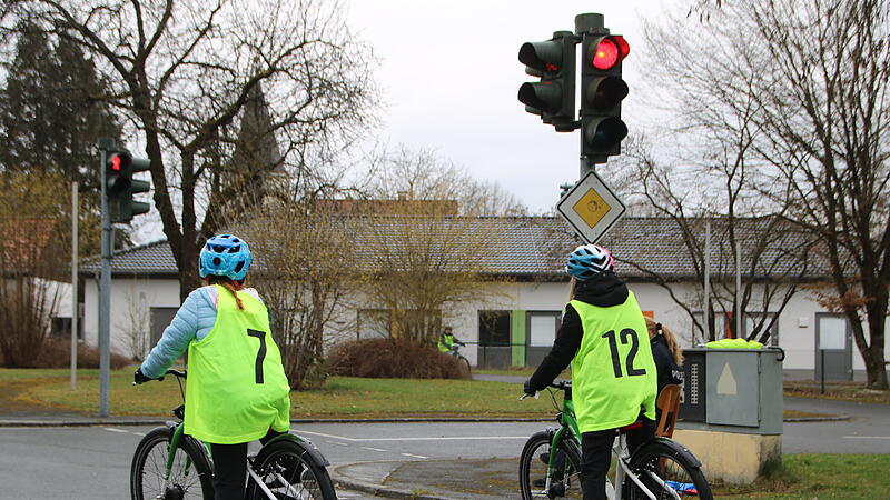 Geduldig warten die Grundsch&uuml;ler aus Marktschorgast w&auml;hrend der Fahrradpr&uuml;fung an der roten Ampel.