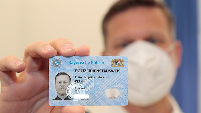 Das Kippbild (rechts unten), eine spürbare Erhebung (links unten) und das Dienstsiegel des Freistaates Bayern  als Hologramm machen den neuen Dienstausweis sicher  vor Fälschungen.