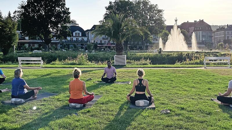Im Bad Kissinger Luitpoldpark ist am 27. Juni, Yoga-Tag. Jeder kann mitmachen, unabhängig vom Alter und ob man Anfänger oder Fortgeschrittener ist. Im Bad Kissinger Luitpoldpark ist am 27. Juni, Yoga-Tag. Jeder kann mitmachen, unabhängig vom Alter und ob man Anfänger oder Fortgeschrittener ist.