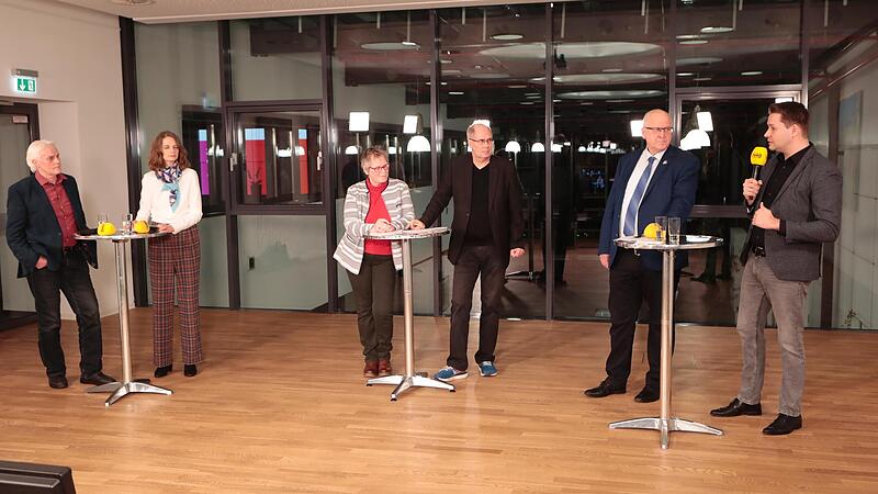 Diskutierten leidenschaftlich das Für und Wider einer Edeka-„Frische-Manufaktur“ (von links): Albert Deml von den Grünen, Barbara Janik von der Bürgerinitiative, Moderatoren Anette Schreiber und Marc Peratoner, Hirschaids Bürgermeister Klaus Homann (CSU) und Edeka-Projektleiter Andre Sternkopf.