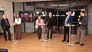 Diskutierten leidenschaftlich das Für und Wider einer Edeka-„Frische-Manufaktur“ (von links): Albert Deml von den Grünen, Barbara Janik von der Bürgerinitiative, Moderatoren Anette Schreiber und Marc Peratoner, Hirschaids Bürgermeister Klaus Homann (CSU) und Edeka-Projektleiter Andre Sternkopf.