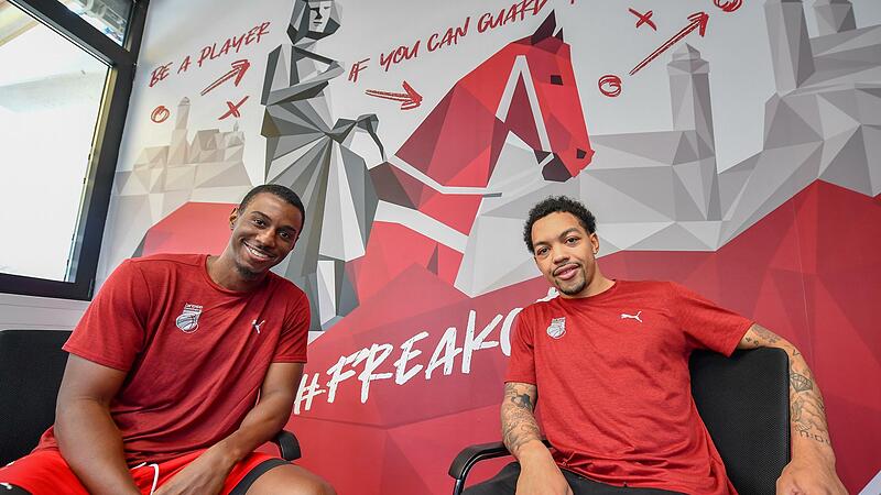Gut gelaunt im Videoraum im Strullendorfer Trainingszentrum: Justin Robinson (rechts), FT-Reporter auf Probezeit, und sein Interviewgast Shannon Scott