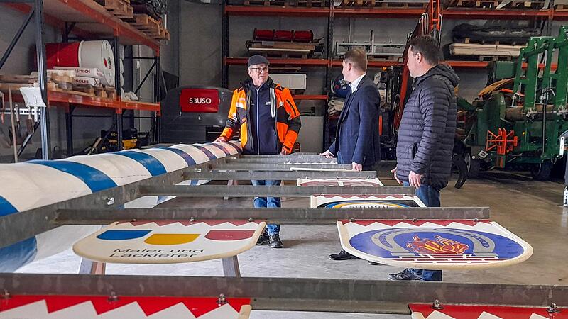 Noch ist alles in Ordnung: Burgebrachs Bürgermeister Peter Pfohlmann, Johannes Maciejonczyk und Peter Ludwig (v.v.) schauen nach dem neuen Maibaum.