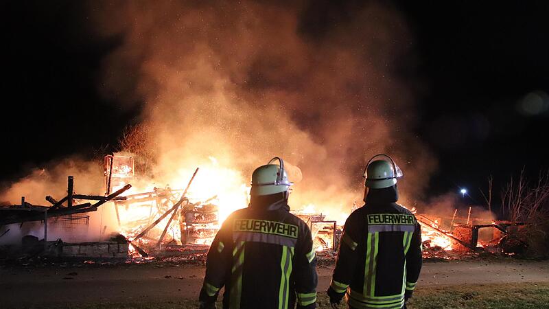 Trotz eines Großeinsatzes zahlreicher Feuerwehren konnte die Feldscheune am Ortsrand von Sinntal-Sannerz nicht gerettet werden.
