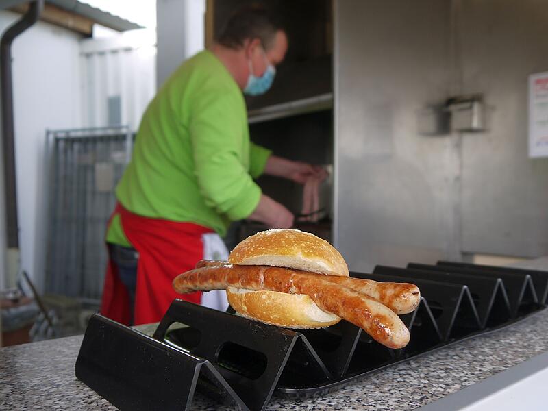 Johannes Forster ist der Eberner Bratwurst-Fachmann. Das Verhältnis der  Kunden, die eine oder ein Paar Würste kaufen, ist bei im fifty-fifty.