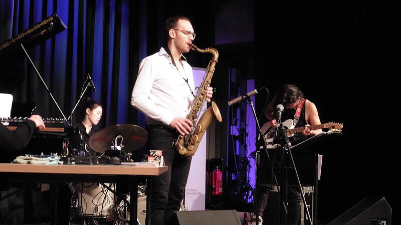 Timo Vollbrechts (Mitte) Fly Magic Band in der Fortuna. Am Schlagzeug Dayeon Seok, an der Gitarre Keisuke Matsuno