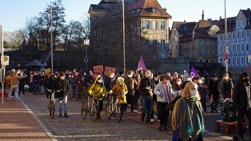 Am 8. März, dem Weltfrauentag oder auch feministischen Kampftag, zog eine Demo mit Plakaten und Musik durch die Stadt mit einer Kundgebung am Kranen. Am 8. März, dem Weltfrauentag oder auch feministischen Kampftag, zog eine Demo mit Plakaten und Musik durch die Stadt mit einer Kundgebung am Kranen.