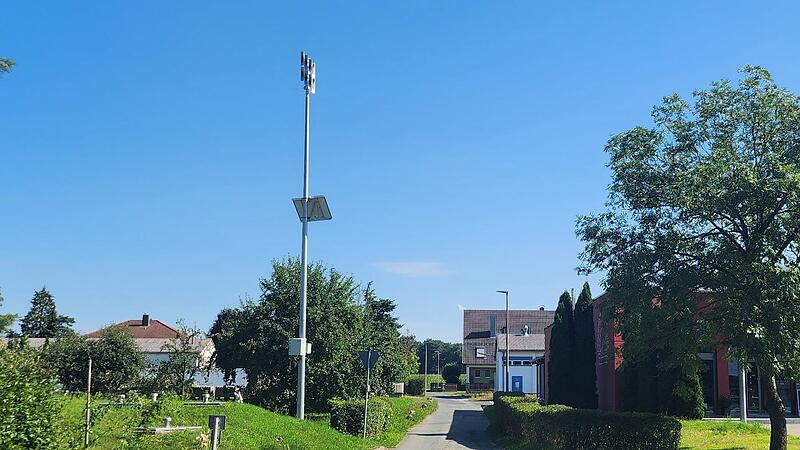 Am Auweg wurde der neue Lanzendorfer Sirenenmast errichtet. Anwohner beklagen sich &uuml;ber die Lautst&auml;rke.
