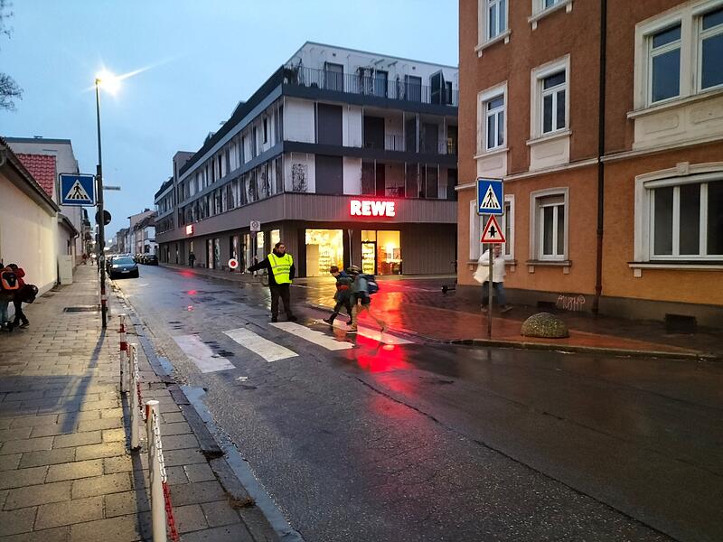 Die Präsenz der Schulweghelfer wie Egon Herrnleben sorgt auch für mehr Disziplin bei den Autofahrern. Die Präsenz der Schulweghelfer wie Egon Herrnleben sorgt auch für mehr Disziplin bei den Autofahrern.