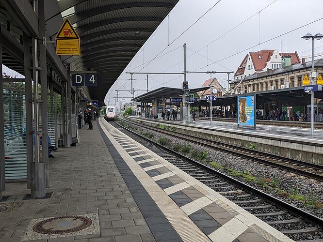Zug fährt ein