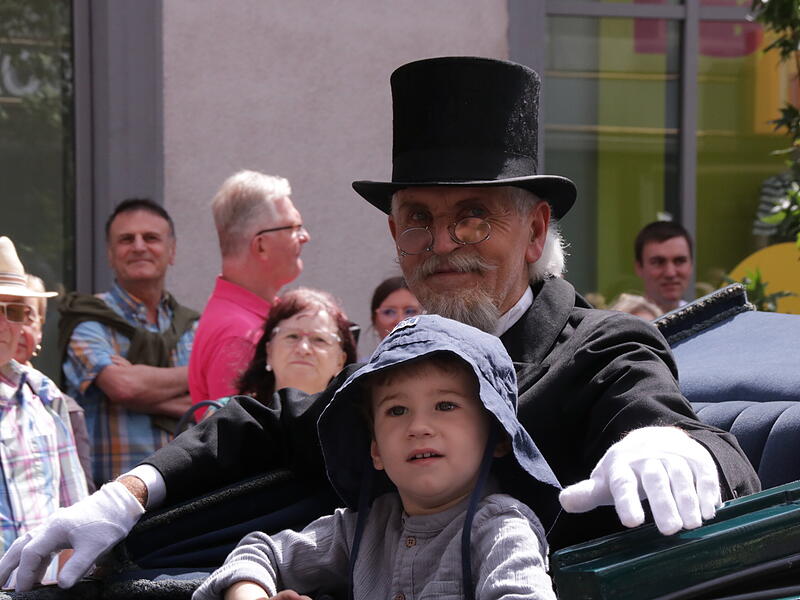 Professor Max Littmann (Erwin Full) hatte ein Kind in der Kutsche dabei.