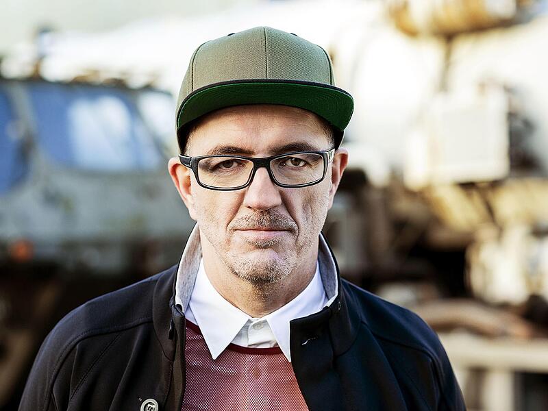 2006, als Rainer Schaller als neuer Investor einstieg, zog sich &bdquo;Dr. Motte&ldquo; von der &bdquo;Loveparade&ldquo; zur&uuml;ck. 2022 startete er mit &bdquo;Rave The Planet&ldquo; eine neue Techno-Parade.