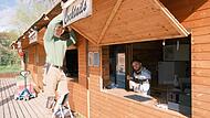 Marcus Beran (links) und Mohammed Tato bauen den Stadtstrand 2023 am Bleichrasen in Hammelburg auf. Marcus Beran (links) und Mohammed Tato bauen den Stadtstrand 2023 am Bleichrasen in Hammelburg auf.