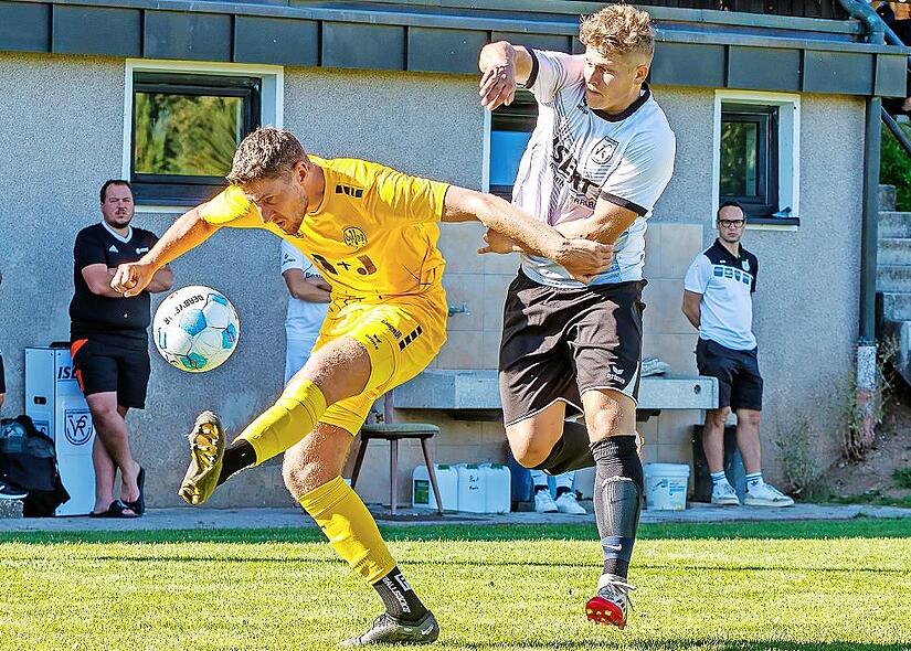 Im Hinspiel hatten die Katschenreuther mit Daniel Frank (rechts) gegen die Bayreuther um den starken Eduard Root mit 0:3 klar das Nachsehen. Im Hinspiel hatten die Katschenreuther mit Daniel Frank (rechts) gegen die Bayreuther um den starken Eduard Root mit 0:3 klar das Nachsehen.
