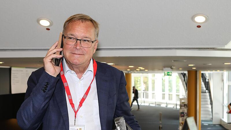 Schlechte Nachrichten von der Staatsanwaltschaft aus Hof: Andreas Starke beim Er&ouml;rterungstermin Bahnausbau.