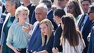 Ursula von der Leyen (2. von links) besuchte mit Giorgia Meloni (4. von links) Lampedusa.