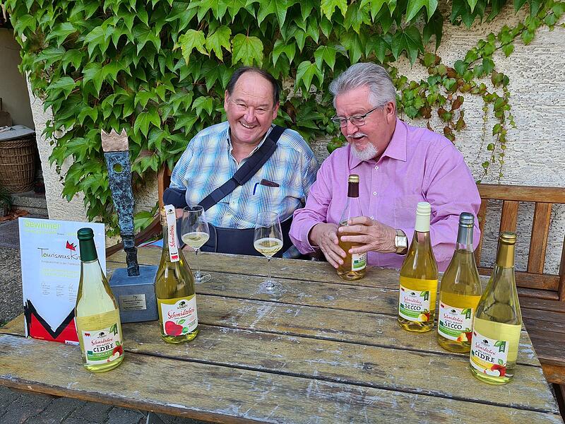 Willibald Schmidt, Gewinner der &bdquo;Tourismuskrone&ldquo;, l&auml;sst Genussbotschafter Helmut Pfefferle alkoholfreien Secco und Cidre mit Alkohol probieren.Forchheim & Fr&auml;nkische Schweiz