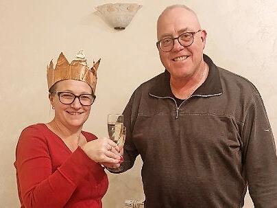 K&ouml;nigin 2026, Wirtin Helena Garrubba, und Vorsitzender Manfred Reu&szlig;