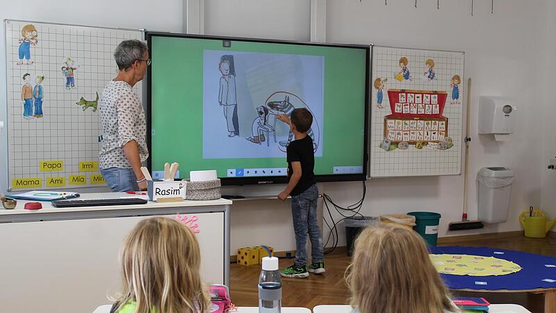 Unterricht digital an der Grund- und Mittelschule Hirschaid: Bald sind alle Klassen- und Fachr&auml;ume mit Multitouchdisplays ausgestattet. Fasziniert machen die Kinder mit, berichtet die Schulleiterin Sibylle Kretzschmar.