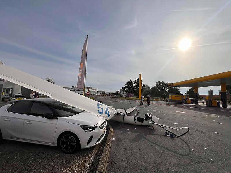 Segelflugzeug über Tankstelle in Bamberg abgestürzt