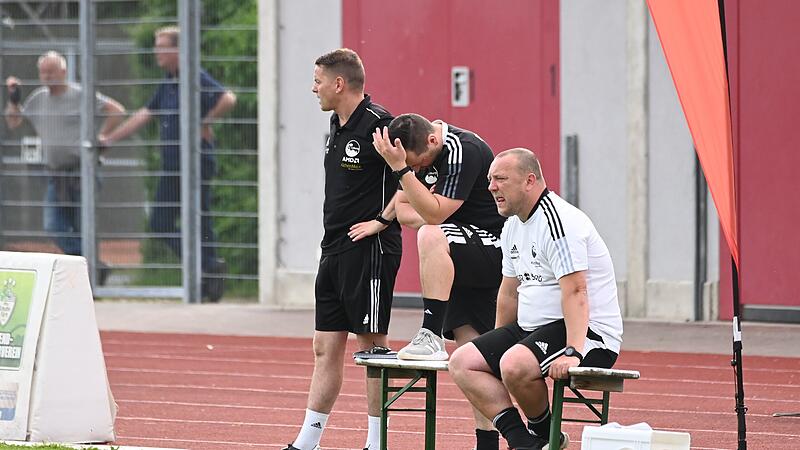 Bedient: Das Coburger Trainerteam und Cheftrainer Lars Müller (links).