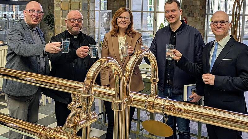 Nach der Heilquellen-Segnung wurde das Wasser auch getrunken von Diakon Maik Richter (von links), Pfarrer Gerd Greier, Kurdirektorin Sylvie Thormann, Priesterkandidat Benedict D&uuml;rrlauf und Oberb&uuml;rgermeister Dirk Vogel