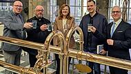 Nach der Heilquellen-Segnung wurde das Wasser auch getrunken von Diakon Maik Richter (von links), Pfarrer Gerd Greier, Kurdirektorin Sylvie Thormann, Priesterkandidat Benedict Dürrlauf und Oberbürgermeister Dirk Vogel