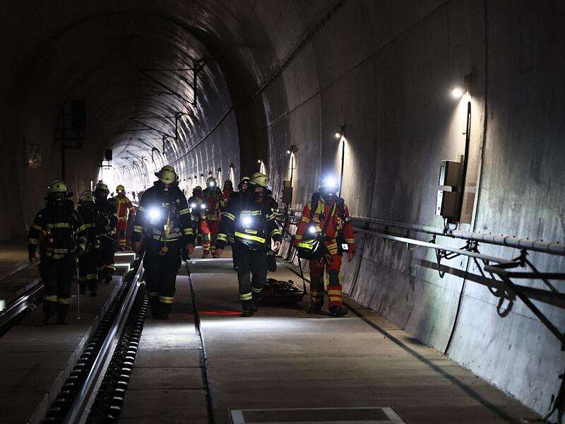 Großübung im Falkenbergtunnel Großübung im Falkenbergtunnel