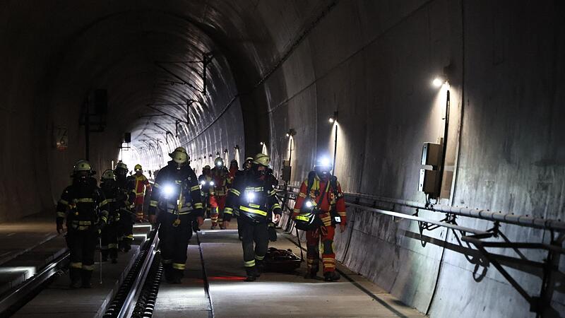 Großübung im Falkenbergtunnel Großübung im Falkenbergtunnel