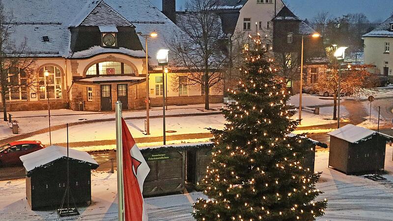 Der Weihnachtsmarkt in Sonneberg wird derzeit aufgebaut. Aber die Beleuchtung des Rathauses wird heuer nicht so üppig ausfallen, weil diese beim Brand beschädigt wurde. Der Weihnachtsmarkt in Sonneberg wird derzeit aufgebaut. Aber die Beleuchtung des Rathauses wird heuer nicht so üppig ausfallen, weil diese beim Brand beschädigt wurde.