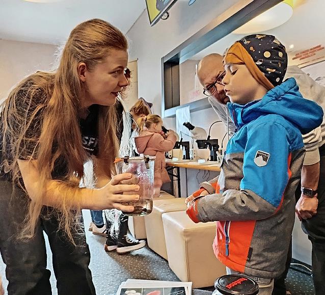 Eine Mikroplastikwasserprobe aus dem Roten Main zeigt Katharina Nottbohm (Universit&auml;t Bayreuth) &ndash; Moritz Stephan staunt.