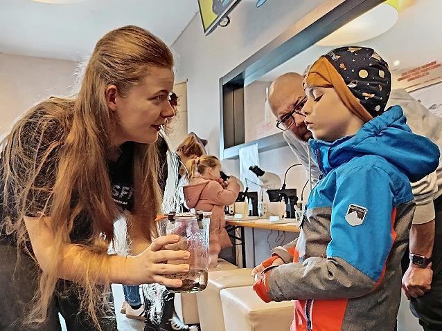 Eine Mikroplastikwasserprobe aus dem Roten Main zeigt Katharina Nottbohm (Universit&auml;t Bayreuth) &ndash; Moritz Stephan staunt.