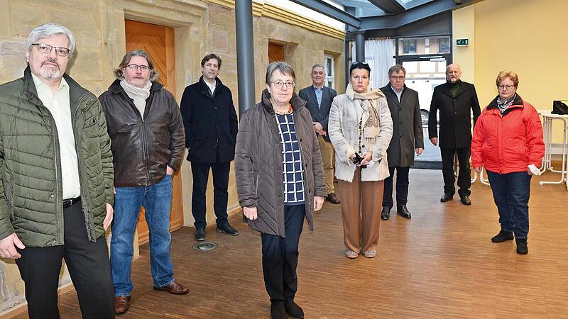 Die Initiatoren: Irmgard Ginzel (4. v. l.) daneben Erzsebet Molner, eine der ersten Alltagsbetreuerinnen, die Igensdorfer Seniorenbeauftragte Edeltraud Rösner (r,), die sich ebenfalls als Alltagsbetreuerin ausbilden lässt, dahinter der Kunreuther Bürgermeister Ernst Strian, Igensdorfs Bürgermeister Edmund Ulm und Vereinsvorsitzender Horst Franke Die Initiatoren: Irmgard Ginzel (4. v. l.) daneben Erzsebet Molner, eine der ersten Alltagsbetreuerinnen, die Igensdorfer Seniorenbeauftragte Edeltraud Rösner (r,), die sich ebenfalls als Alltagsbetreuerin ausbilden lässt, dahinter der Kunreuther Bürgermeister Ernst Strian, Igensdorfs Bürgermeister Edmund Ulm und Vereinsvorsitzender Horst Franke