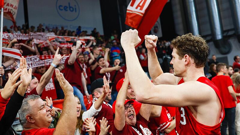 Patrick Heckmann jubelt nach dem Sieg über die Oldenburger gemeinsam mit den Fans.