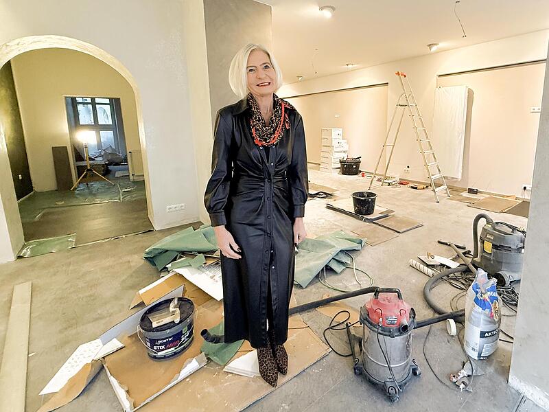 Noch gibt es viel zu tun, doch Sonja Hoier ist zuversichtlich, dass bis zum 25. Oktober aller perfekt ist: Sie möchte im ehemaligen Brillengeschäft beim Marktplatz ein Braut- und Abendmodenfachgeschäft einrichten.