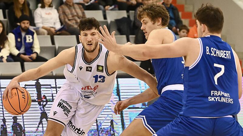 Leon Bulic (am Ball) war mit 18 Punkten bester Coburger Werfer beim Sieg in Hanau.