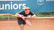 Jamie Mackenzie muss sich den angeblich verspielten Ball nochmal genauer ansehen.