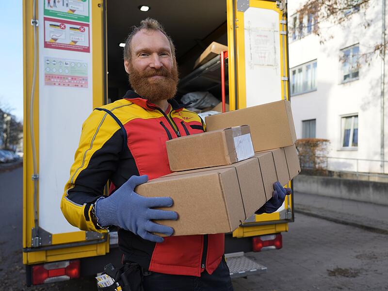 Unterwegs mit einem Paketboten im Weihnachtsstress