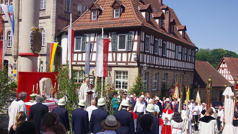 Stadtpfarrer Thomas Teuchgr&auml;ber am Altar auf dem Melchior-Otto-Platz